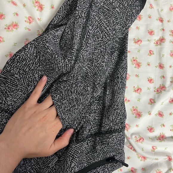 Lululemon Cropped Leggings Size 2 - Picture 4 of 7